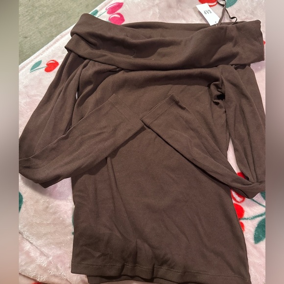 GAP Factory Tops - GAP Factory Brown Off-Shoulder Blouse
Never worn!